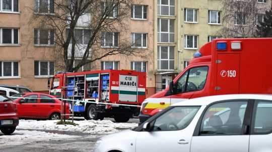 Hasičské autá počas policajnej akcie v Košiciach.