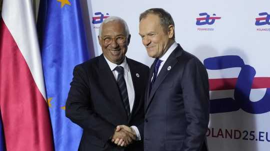 Zľava predseda Európskej rady António Costa a poľský premiér Donald Tusk.