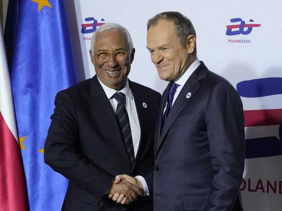 Zľava predseda Európskej rady António Costa a poľský premiér Donald Tusk.