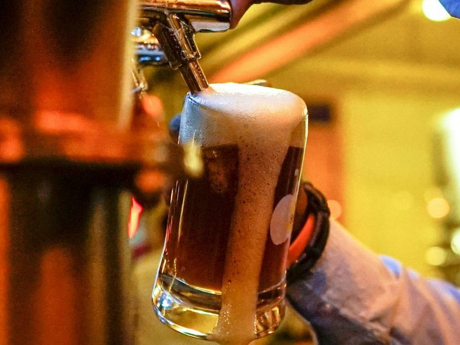 Ilustračná snímka čapovania piva.