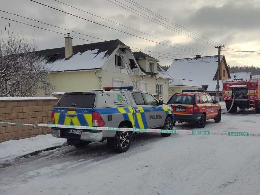 Záchranné zložky pri dome poslanca Pavla Ľuptáka.