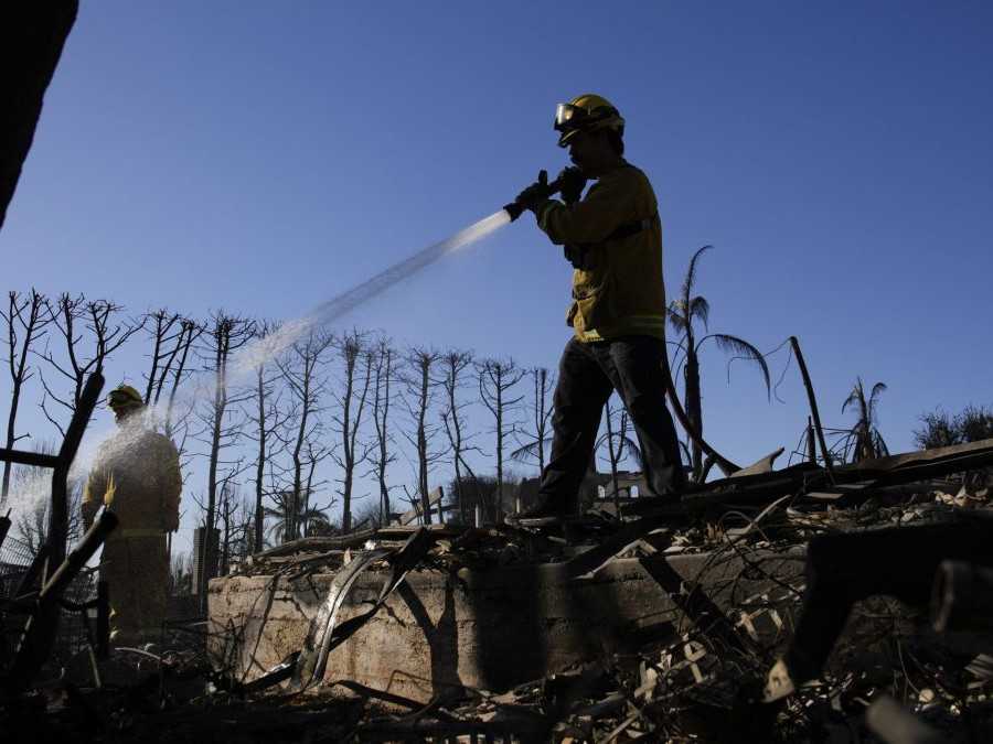 Hasič hasí požiar v L.A.