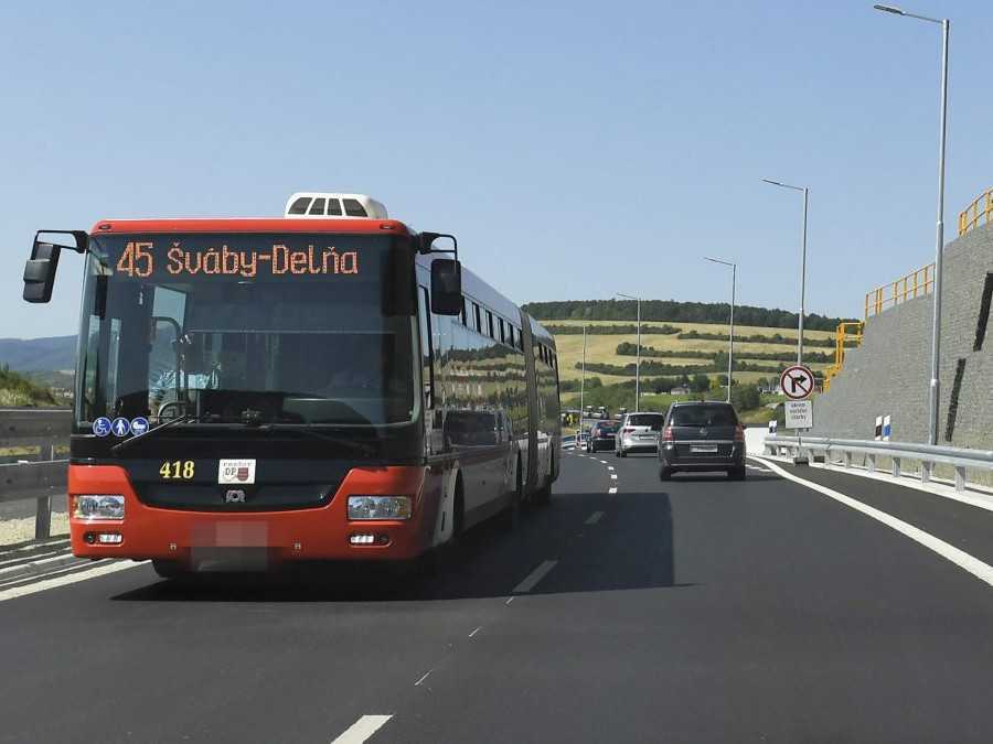 Na snímke nová trasa cesty prvej triedy v polovičnom profile za mestom Prešov 21. júla 2022.