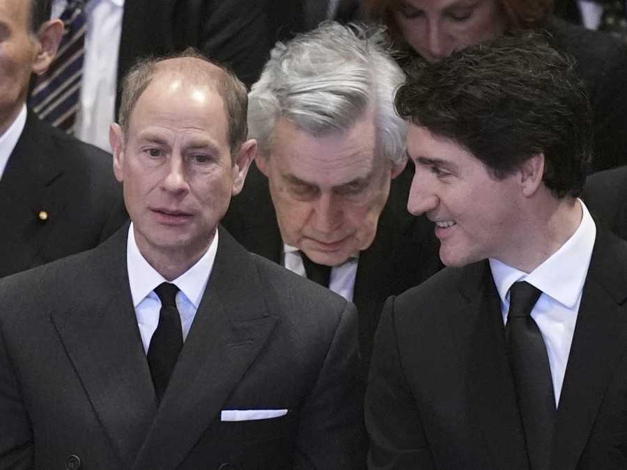 Na snímke zľava princ Edward a Justin Trudeau na pohrebe Jimmyho Cartera.