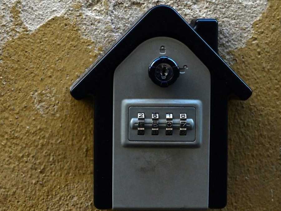 Na snímke zámok, ktorý používajú prevádzkovatelia bytov pre tusristov.