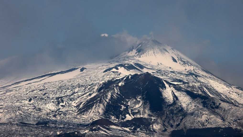 Na snehom pokrytej sicílskej sopke Etne prišli o život dvaja turisti