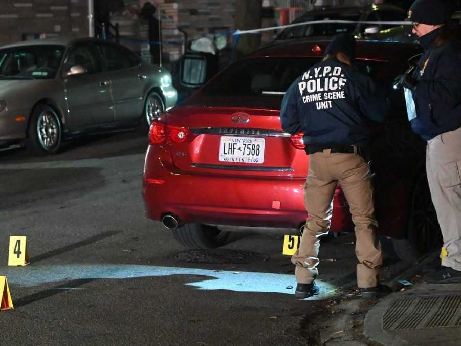 Polícia zasahuje na mieste streľby pred nočným klubom v newyorskej štvrti Queens.