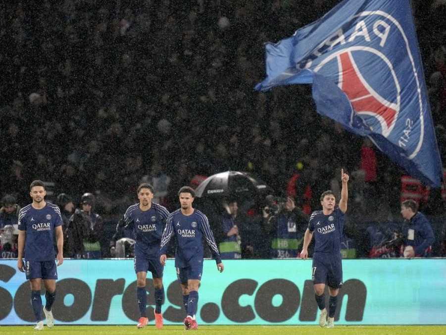 Hráči PSG oslavujú gól na Manchestrom City v Lige majstrov.