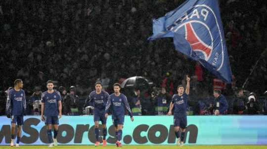 Hráči PSG oslavujú gól na Manchestrom City v Lige majstrov.