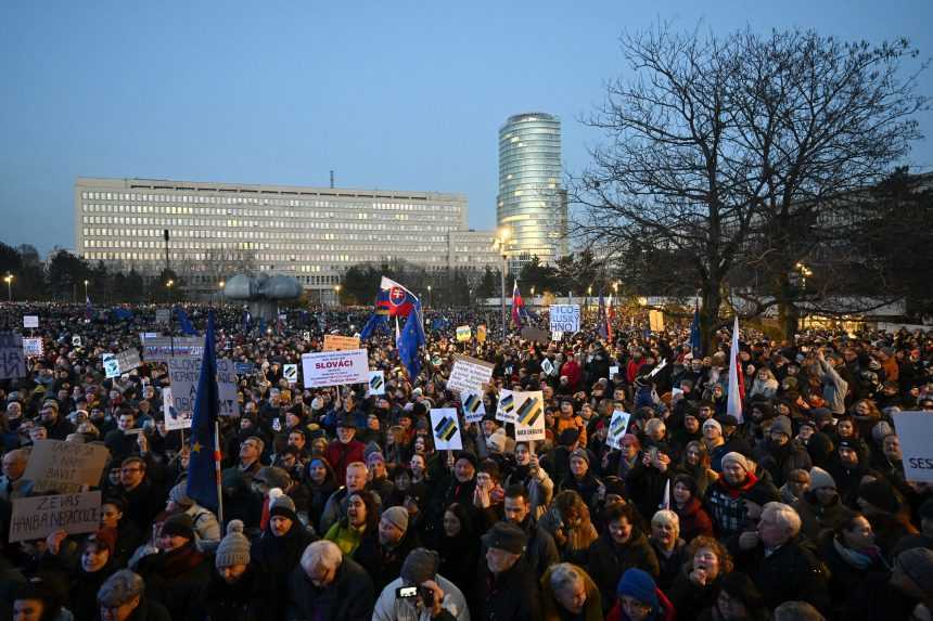 Organizátori protestu v Bratislave vyzvali R. Fica, aby odstúpil z funkcie. Na námestie prišli desaťtisíce ľudí