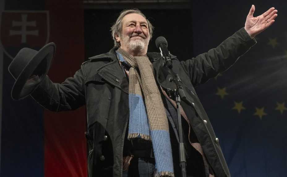 Organizátori protestu v Bratislave vyzvali R. Fica, aby odstúpil z funkcie. Na námestie prišli desaťtisíce ľudí