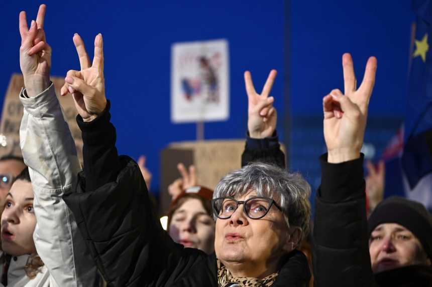 Organizátori protestu v Bratislave vyzvali R. Fica, aby odstúpil z funkcie. Na námestie prišli desaťtisíce ľudí
