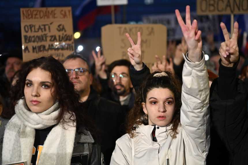 Organizátori protestu v Bratislave vyzvali R. Fica, aby odstúpil z funkcie. Na námestie prišli desaťtisíce ľudí