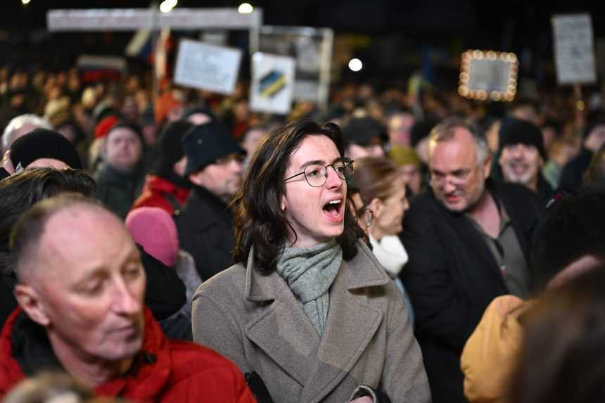 Organizátori protestu v Bratislave vyzvali R. Fica, aby odstúpil z funkcie. Na námestie prišli desaťtisíce ľudí
