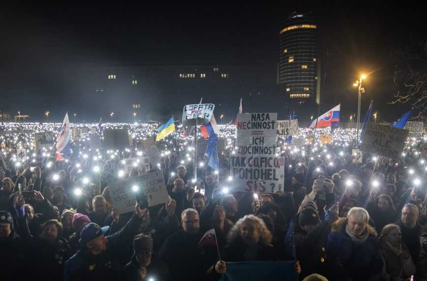 Organizátori protestu v Bratislave vyzvali R. Fica, aby odstúpil z funkcie. Na námestie prišli desaťtisíce ľudí