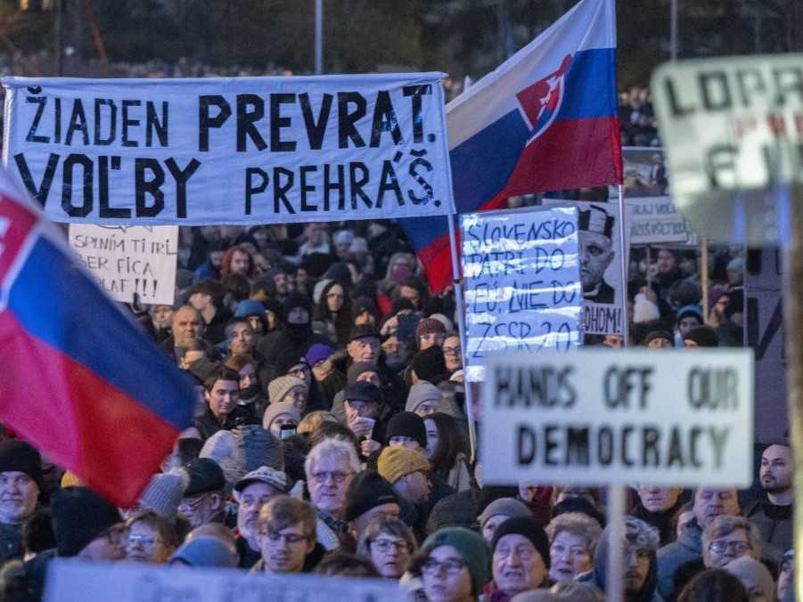 Protestujúci s transparentmi na námestí v Bratislave.