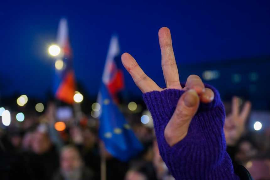 Organizátori protestu v Bratislave vyzvali R. Fica, aby odstúpil z funkcie. Na námestie prišli desaťtisíce ľudí