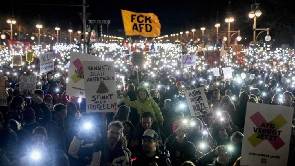 Desiatky tisíc ľudí v Nemecku protestovali proti strane AfD. Nepáčili sa im ani výroky lídra CDU