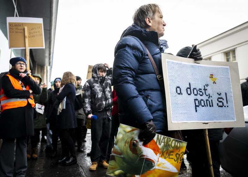 Pred miestom rokovania Rady FPU protestovali desiatky ľudí. Podľa organizátorov rada robí nekompetentné rozhodnutia