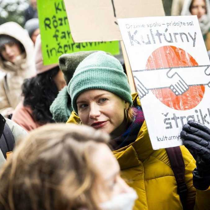 Pred miestom rokovania Rady FPU protestovali desiatky ľudí. Podľa organizátorov rada robí nekompetentné rozhodnutia