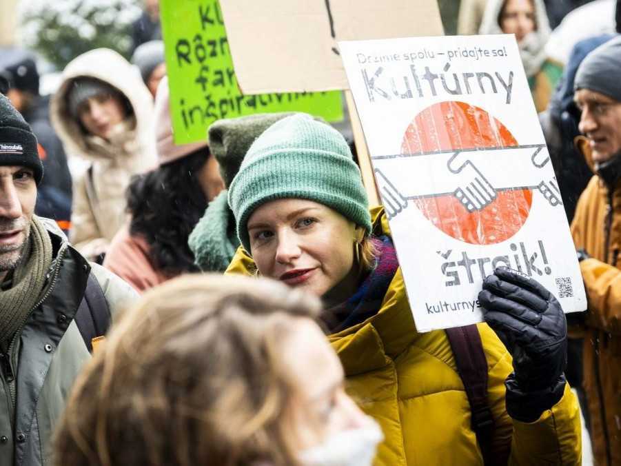 Pred miestom rokovania Rady FPU protestovali desiatky ľudí. Podľa organizátorov rada robí nekompetentné rozhodnutia