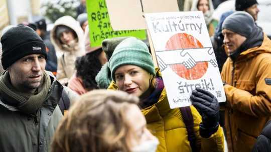 Pred budovu FPU prišli desiatky protestujúcich.