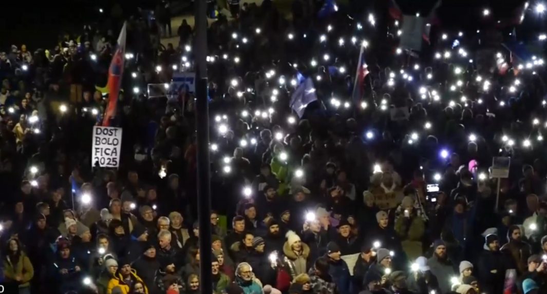 Slovensko je Európa: Ľudia opäť vyšli do ulíc, protestovalo sa v Banskej Bystrici, Trnave a Lučenci