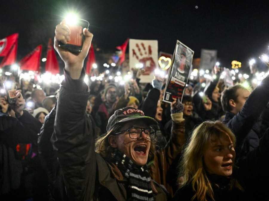 Protestujúci ľudia v Rakúsku.