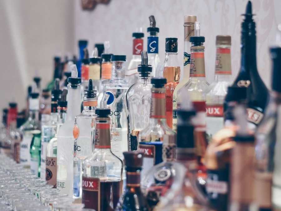 Na sníme sú fľaše s alkoholom.