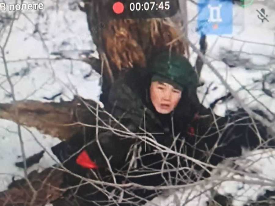 Na snímke zverejnenej ukrajinským prezidentom Zelenským je vojak KĽDR.