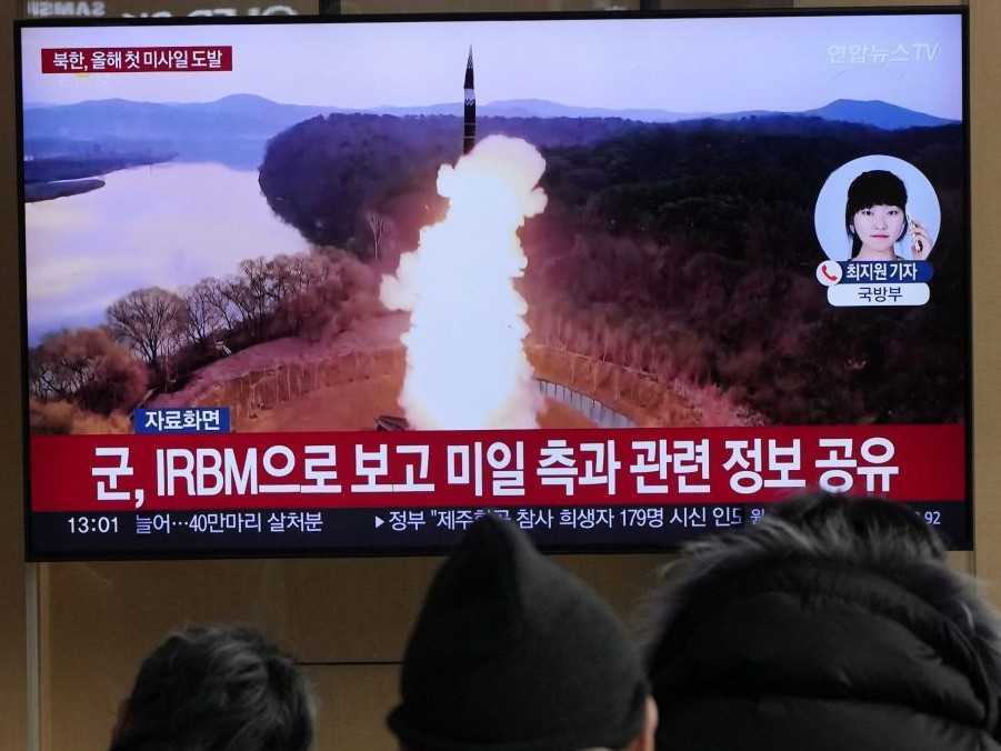 Ľudia sledujú zábery z vystrelenia severokórejskej rakety na stanici v Soule.