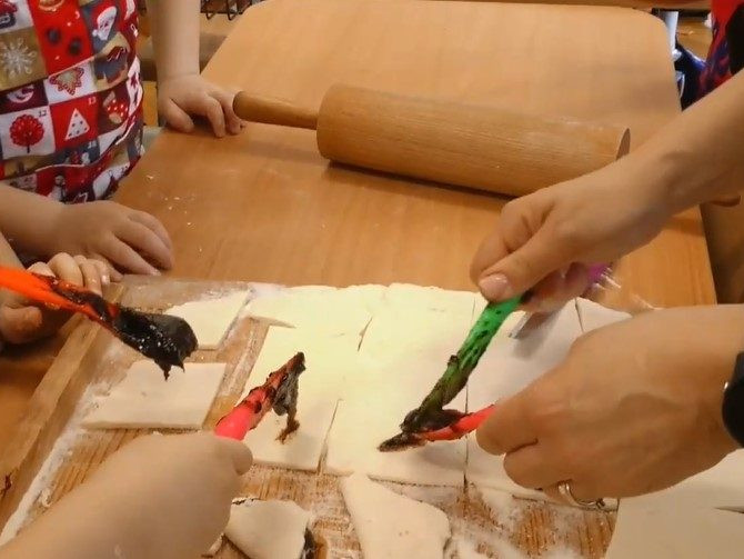 Na snímke žiaci pripravujú pirohy.