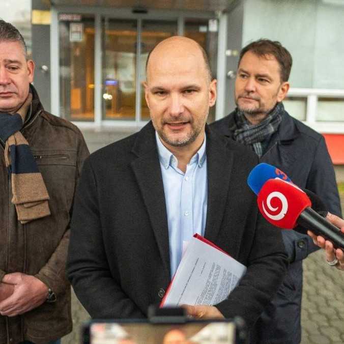 Hnutie Slovensko sa pre nákupy na rezortoch vnútra a obrany obráti na Úrad pre verejné obstarávanie