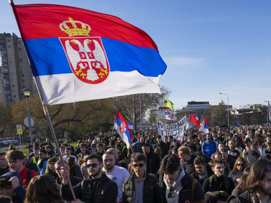 Na snímke študenti počas pochodu do Nového Hradu.