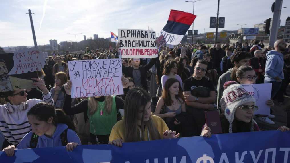 Protestujúci študenti zaplnili ulice srbského Belehradu. Pridali sa aj farmári, chránia ich svojimi traktormi