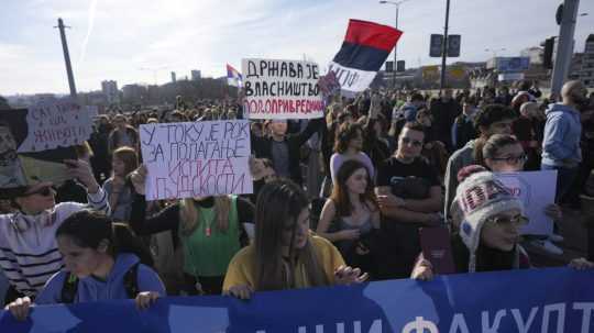 Na snímke pochodujúci študenti počas protestov v Belehrade.