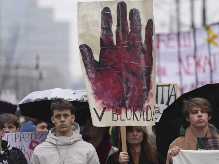 Na ilustračnej snímke protestujúci vysokoškoláci v Srbsku.