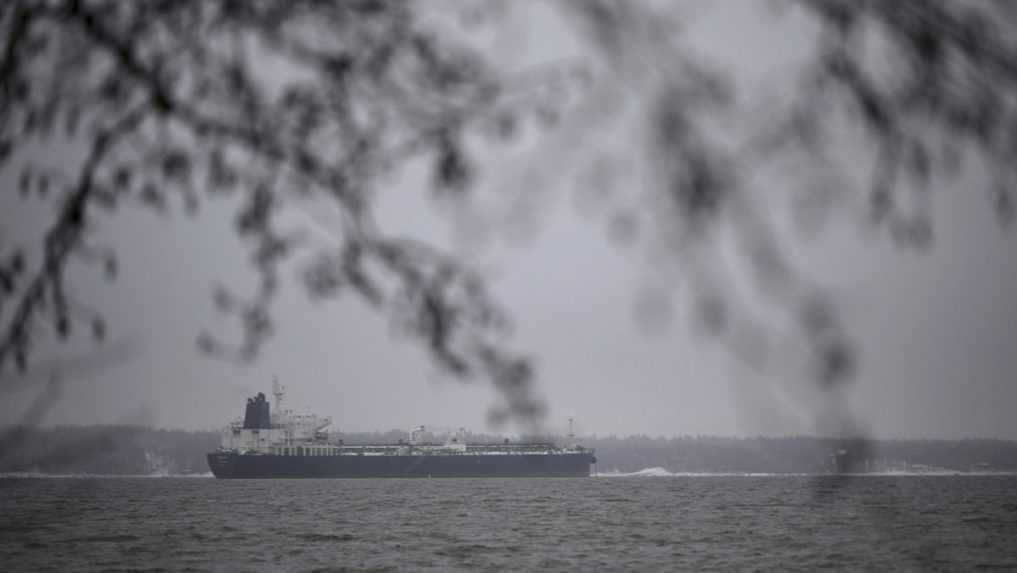 V mori severne od Nemecka pláva neovládateľný tanker s tisíckami ton ropy. Patrí zrejme ruskej tieňovej flotile