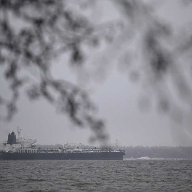 V mori severne od Nemecka pláva neovládateľný tanker s tisíckami ton ropy. Patrí zrejme ruskej tieňovej flotile