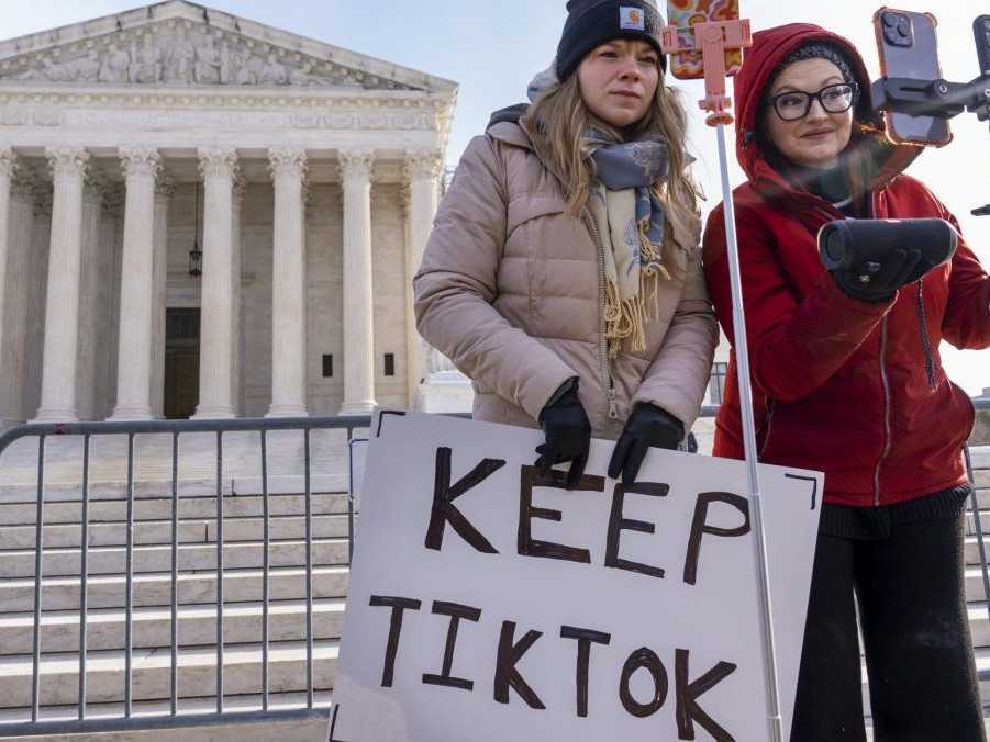 Ľudia protestujú proti zákazu siete TikTok pred budovou amerického najvyššieho súdu.