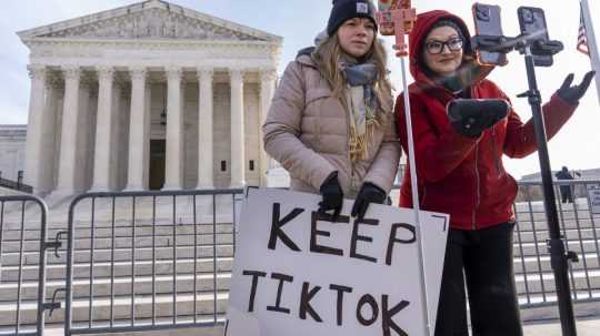 Ľudia protestujú proti zákazu siete TikTok pred budovou amerického najvyššieho súdu.