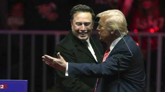 Elon Musk (vľavo) a zvolený prezident USA Donald Trump.