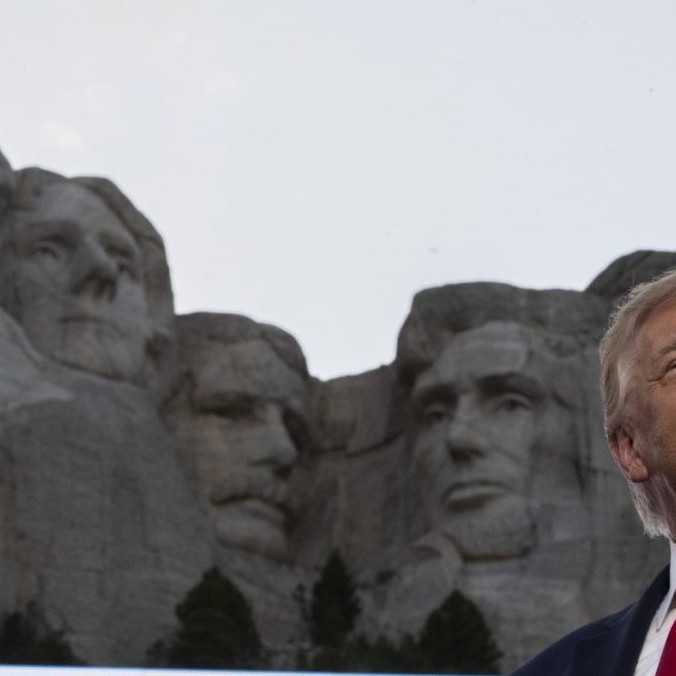 V súsoší na hore Mount Rushmore by mohla pribudnúť podobizeň Donalda Trumpa. Hor sa tesať, vyzvala navrhovateľka