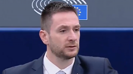 VIDEO: Uhríkovi vypli v europarlamente mikrofón. Kolegyni povedal, aby “držala hubu“