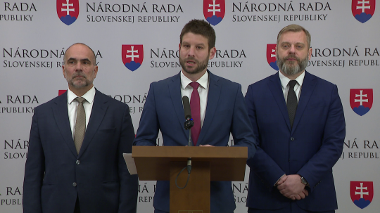 Zľava: Poslanec KDH Marián Čaučík, poslanec a predseda PS Michal Šimečka a poslanec SaS Juraj Krúpa.