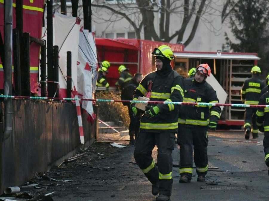 Hasiči na mieste požiaru v českom meste Most.