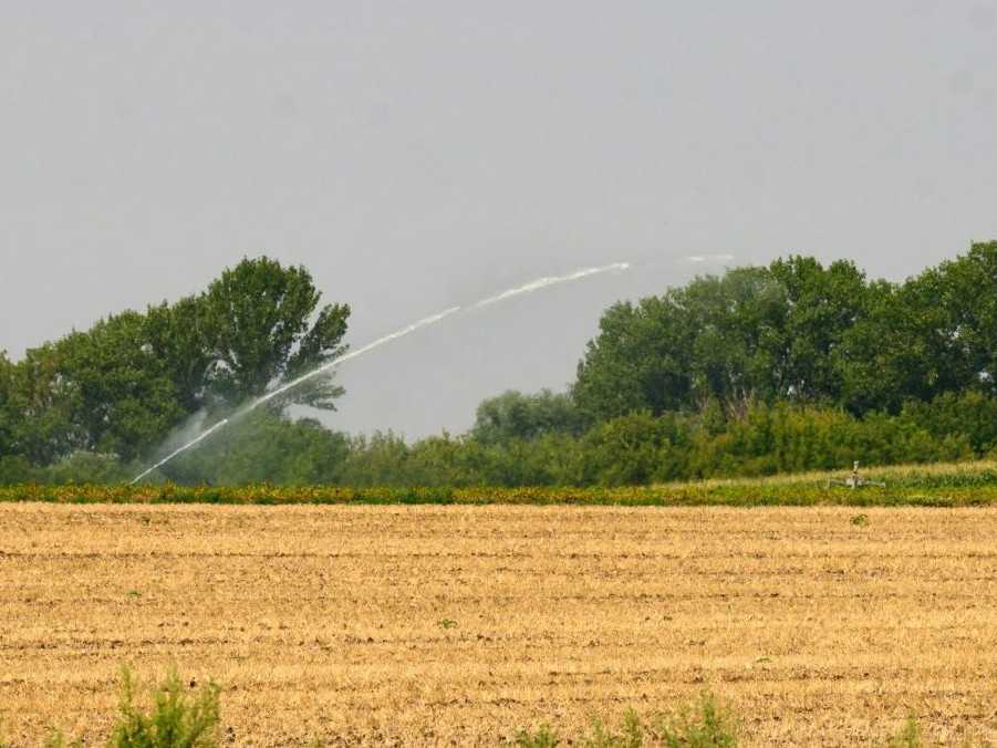 Na archívnej snímke zavlažovanie poľa pre pretrvávajúce sucho.