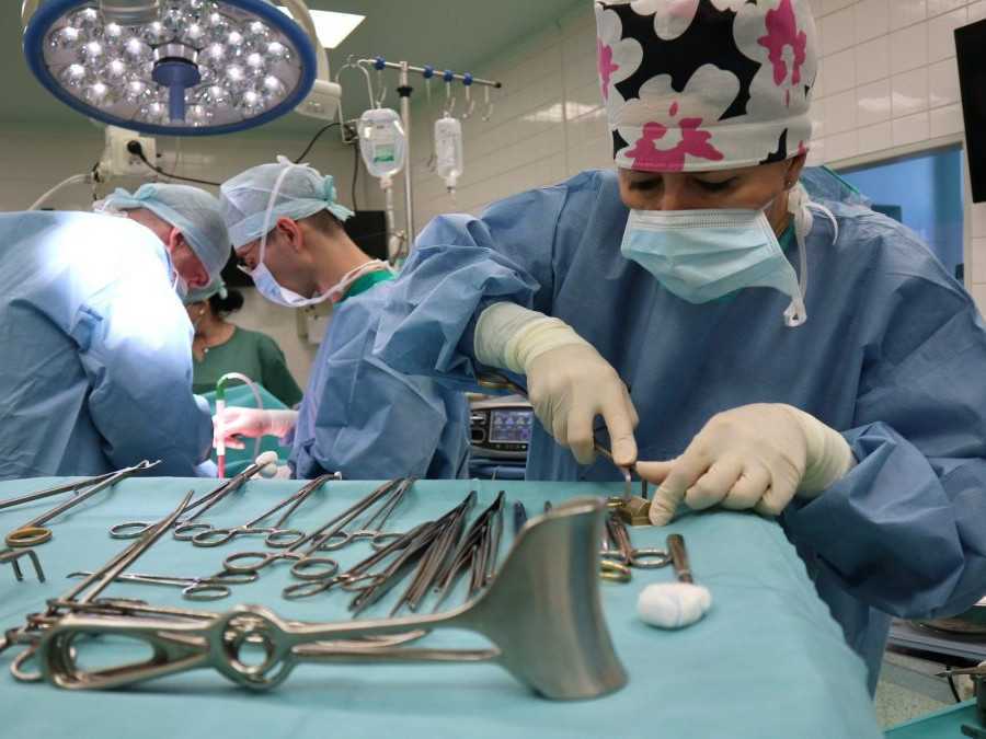 Lekári na operačnej sále.