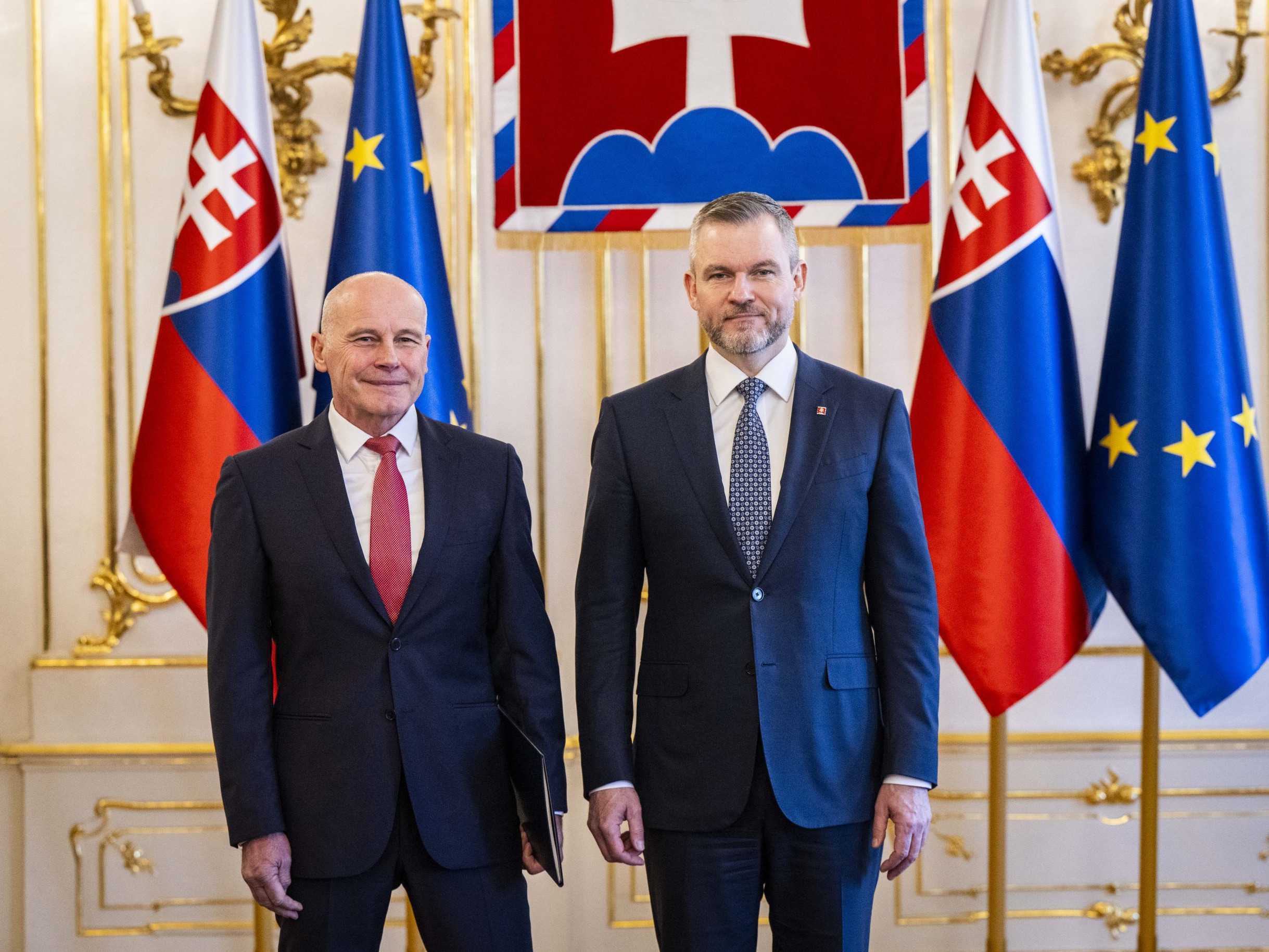 Prezident Pellegrini odovzdal poverovacie listiny piatim veľvyslancom SR