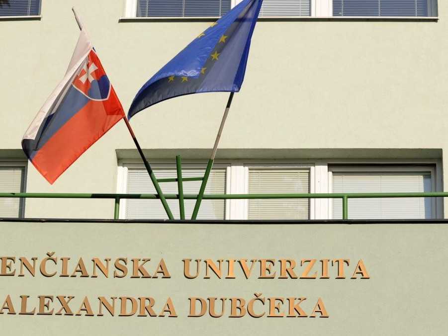 Na archívnej snímke vstup do Trenčianskej univerzity Alexandra Dubčeka.